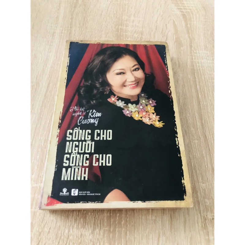 Sống cho người, sống cho mình” – Hồi ký Nghệ Sĩ Kim Cương 973669