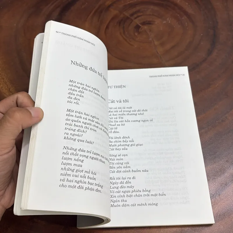 II Thơ: Thành Phố Năm Ngọn Núi - Nhiều Tác Giả - 2003 999182