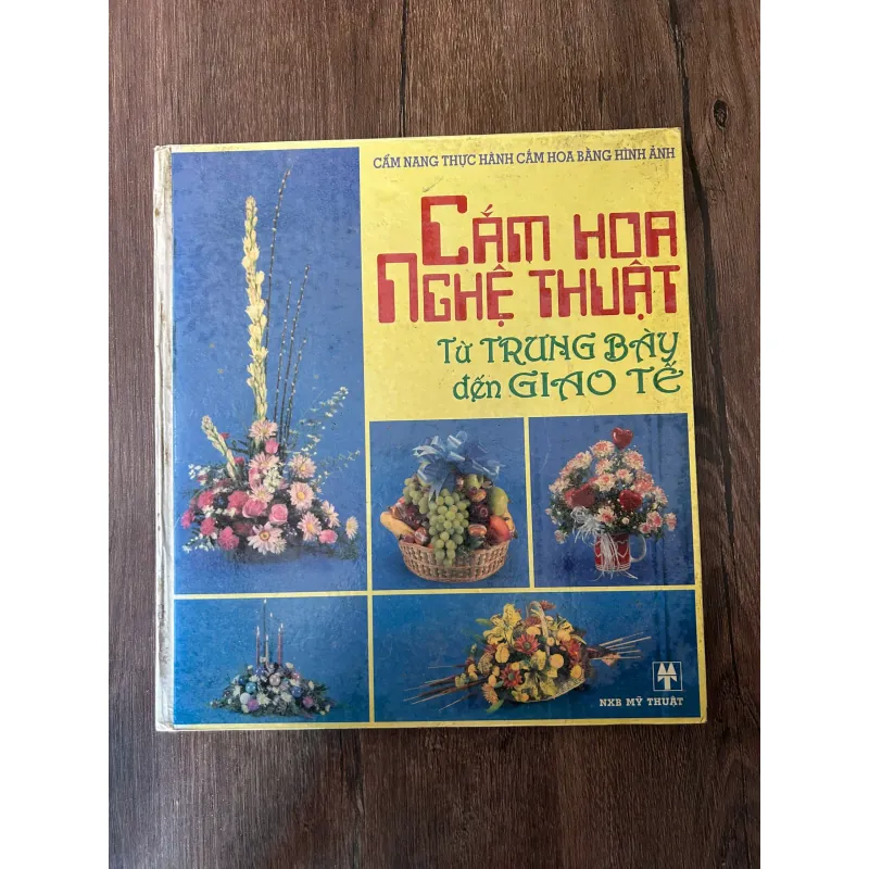 Cắm hoa Nghệ thuật: Từ trưng bày đến giao tế (Cẩm nang thực hành cắm hoa bằng hình ảnh) 709627