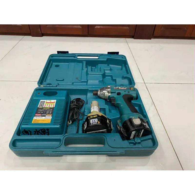 Máy khoan/vặn vít dùng pin sạc Makita Nhật 796105