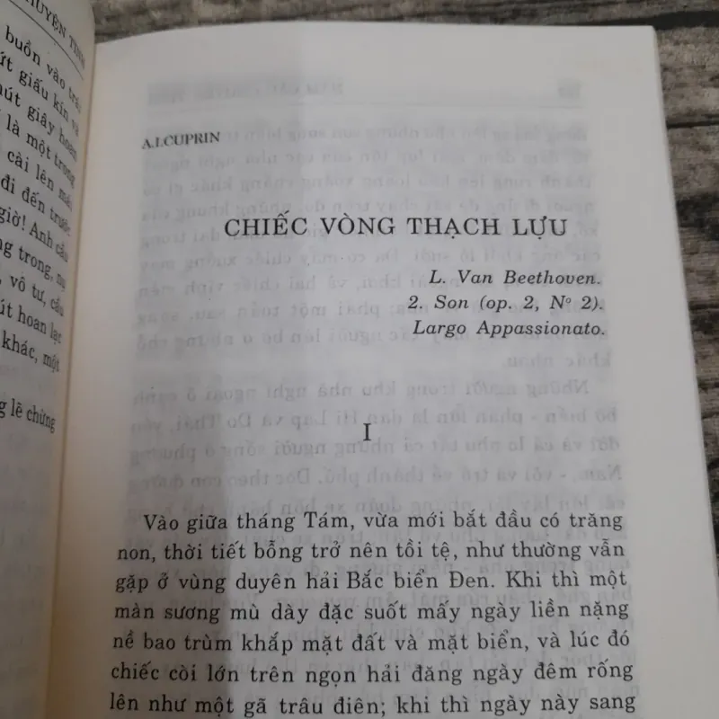 NĂM câu chuyện tình. Người dịch Đoàn Tử Huyến. Nxb Thuận Hóa 2002 748365