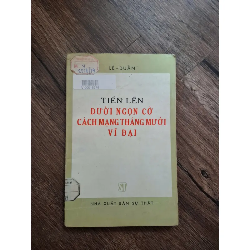 Tiến Lên Dưới Ngọn Cờ Cách Mạng Tháng Mười Vĩ Đại - Lê Duẩn 715923