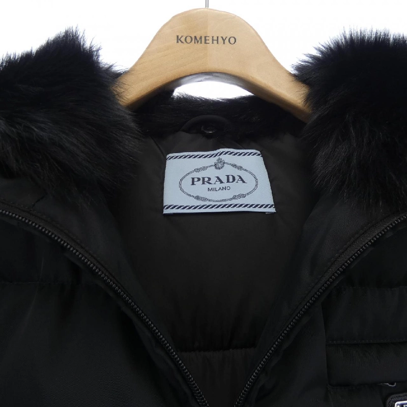 Áo khoác lông vũ PRADA với logo hình tam giác 29X808 S202 1WQ8 629569