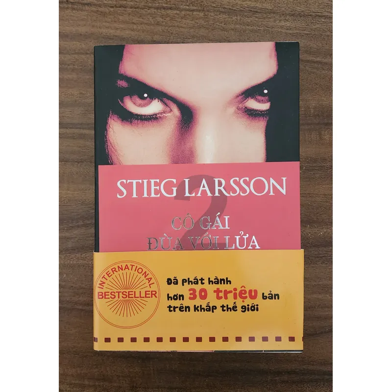 Trinh thám Thụy Điển: CÔ GÁI ĐÙA VỚI LỬA, mới 100% full seal (Tác giả: Stieg Larsson) 704310