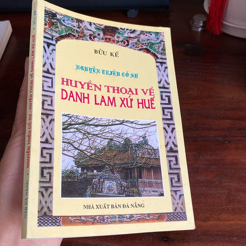 NGUYỄN TRIỀU CỐ SỰ - HUYỀN THOẠI VỀ DANH LAM XỨ HUẾ (XB 1999) 502420