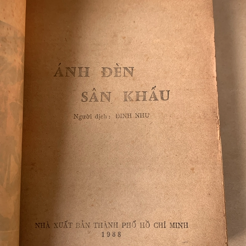 Ánh đèn sân khấu 358052