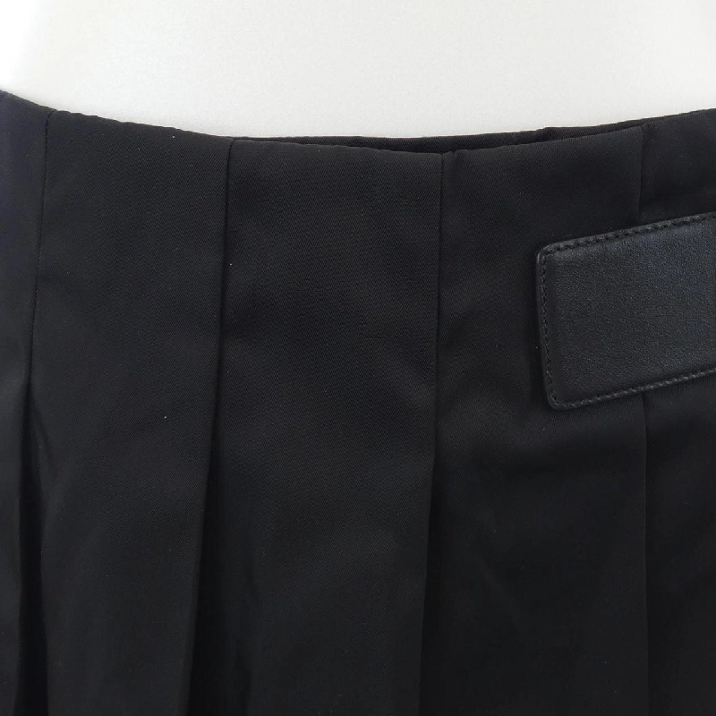 Chân váy logo tam giác PRADA 21H922 S222 1WQ8 - Hàng hiệu Authentic 815878