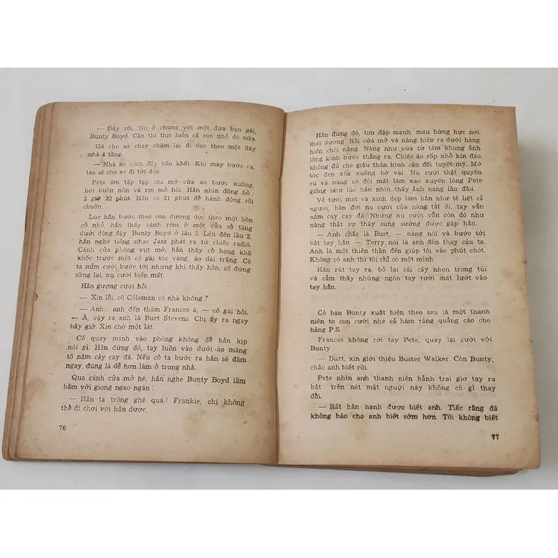 Tiểu thuyết của nhà văn James Hadley Chase: CÁI CHẾT ĐẾN TỪ TRÊN TRỜI 719735