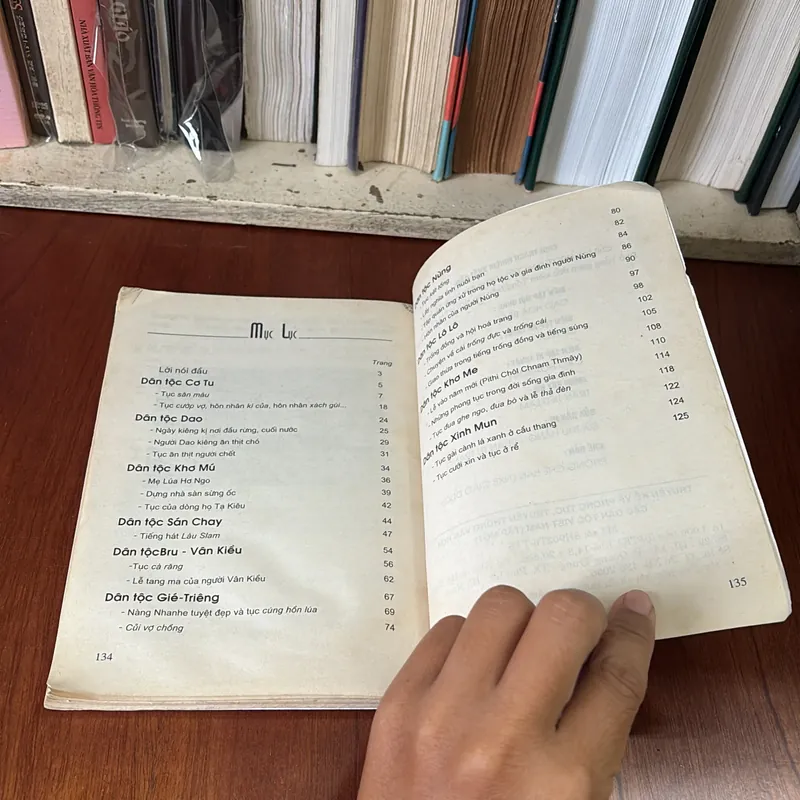 Tựa sách: Truyện Kể Về Phong Tục Truyền Thống Văn Hoá Các Dân Tộc Việt Nam (Tập 1) - 2006 595962