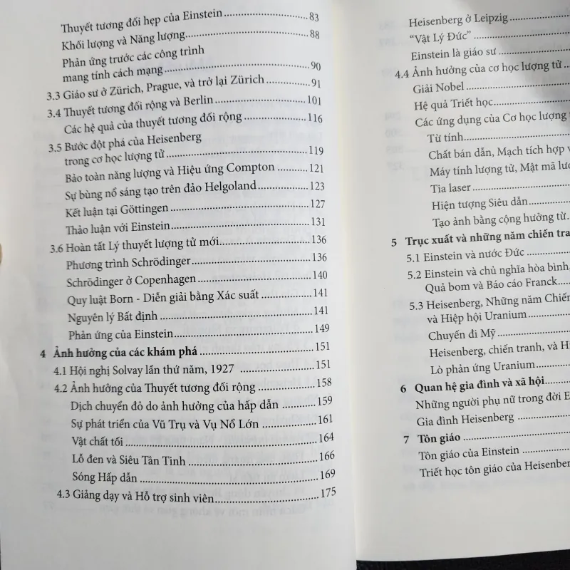 Einstein và Heisenberg - Những người đặt nền tảng cho vật lý hiện đại | Konrad Kleinknecht 930007