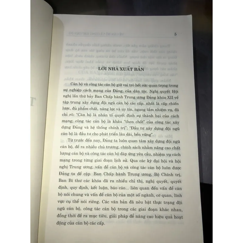Về cán bộ và công tác cán bộ trong thời kỳ đổi mới  720303