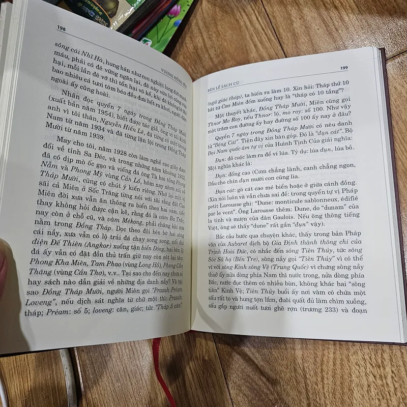 Bên lề sách cũ (bìa cứng)
 699089