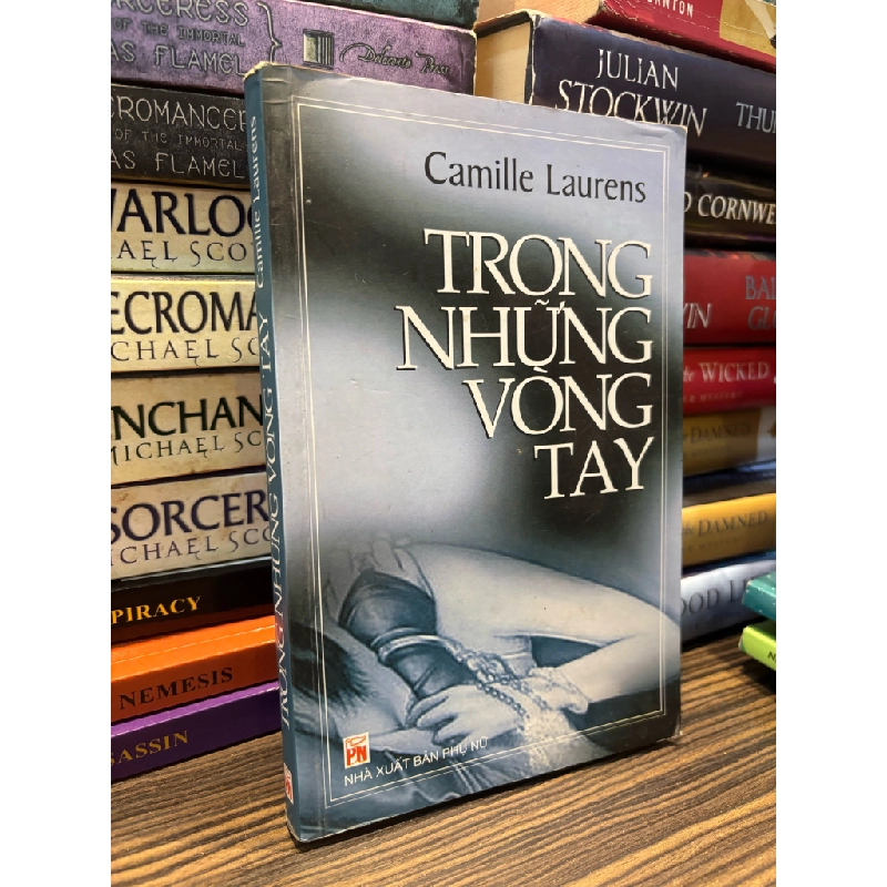 Trong những vòng tay - Camille Laurens 334978