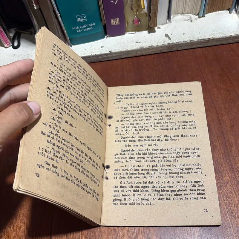 [Chỗ Ghim Bị Mục Và Tách Giấy] - II Sách 7x: Vùng Rừng Âm Vang - Hà Đình Cẩn - 1979 1012880