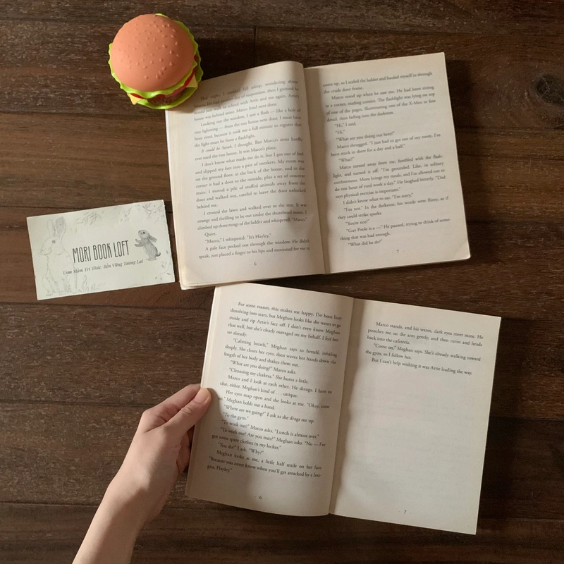 Sách ngoại văn Confectionately Yours, Used, Lẻ Cuốn, Novel for teen girl, trình độ B1 533451
