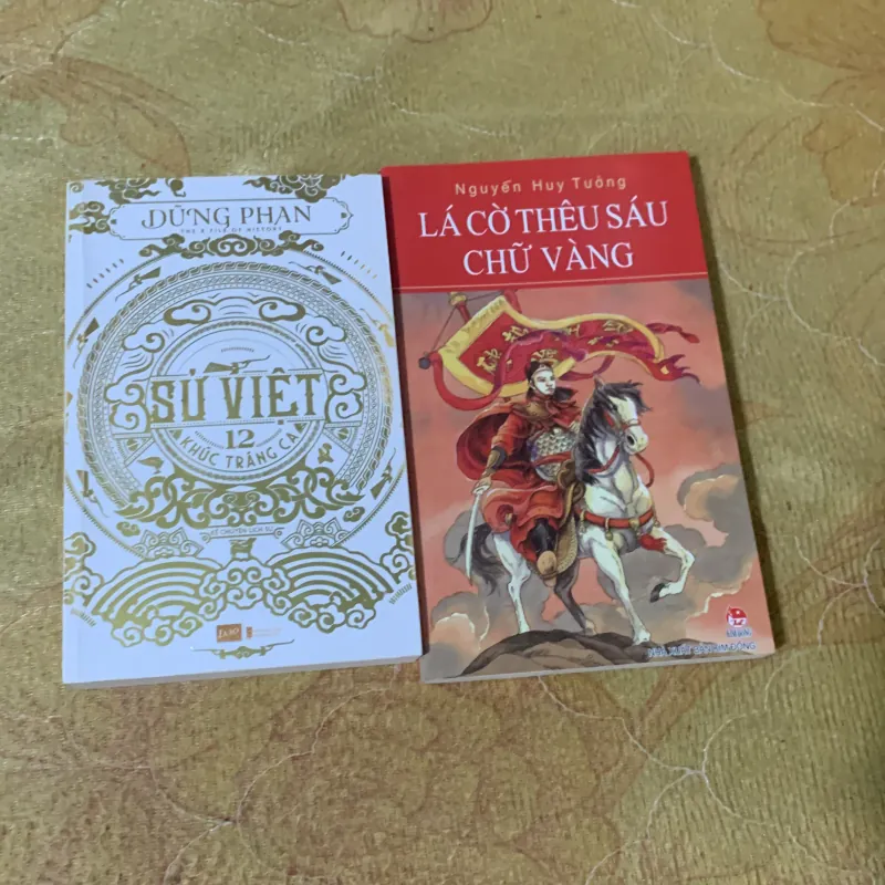 COMBO SỬ VIỆT 12 KHÚC TRÁNG CA & LÁ CỜ THÊU SÁU CHỮ VÀNG 751717