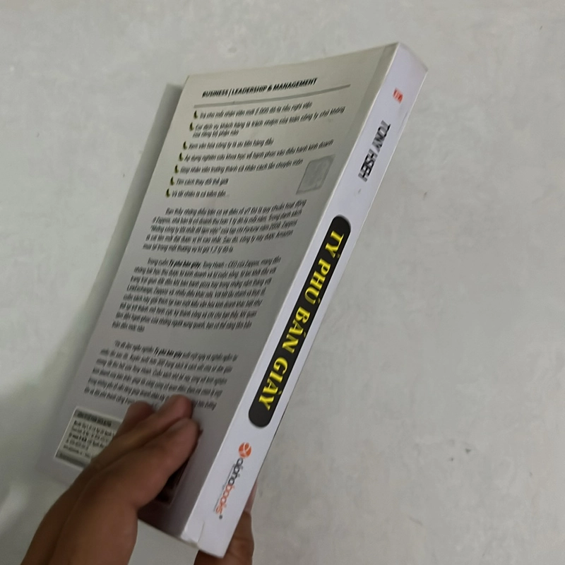 Tỷ phú bán giày 504613