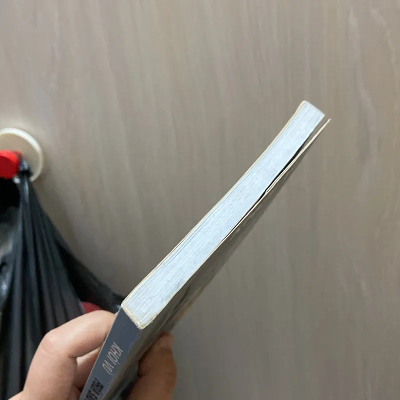 Phía sau một khách sạn - Khôi Vũ 970396