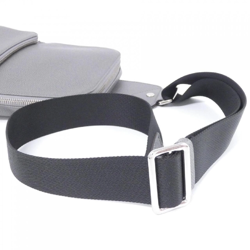 Túi đeo chéo Louis Vuitton Taiga Avenue M30801 612706