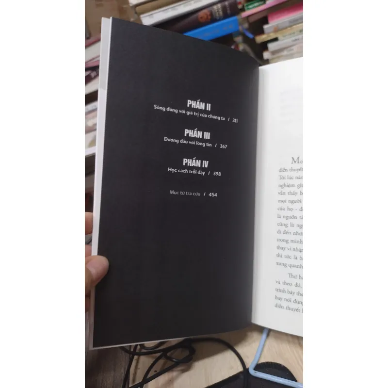 Sách: Dare to lead - Dám Lãnh Đạo - TG: Brene Brown (B3) 1040150