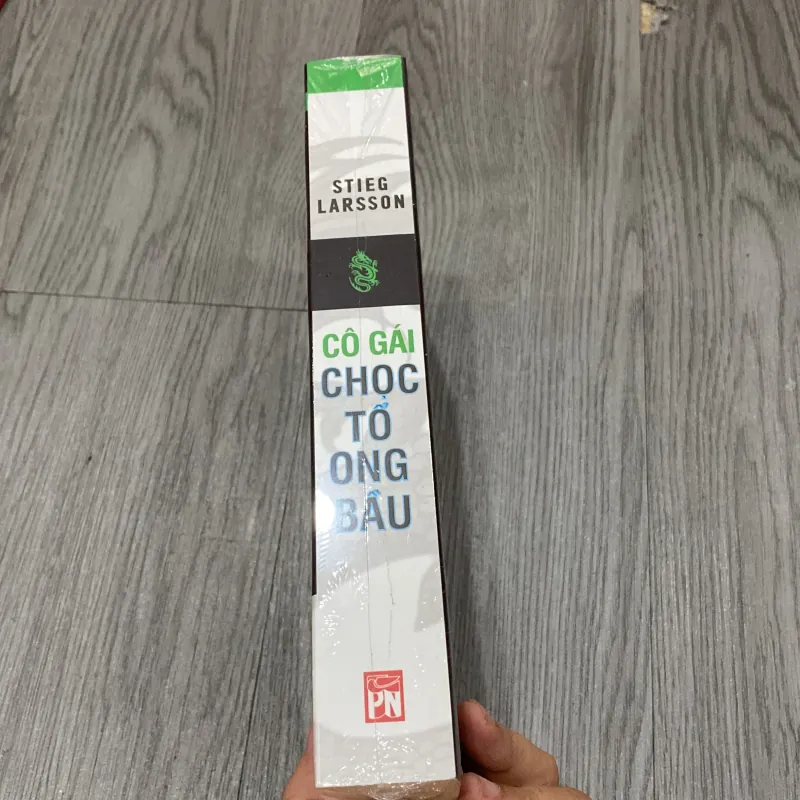 Cô gái chọc tổ ong bầu 1023384