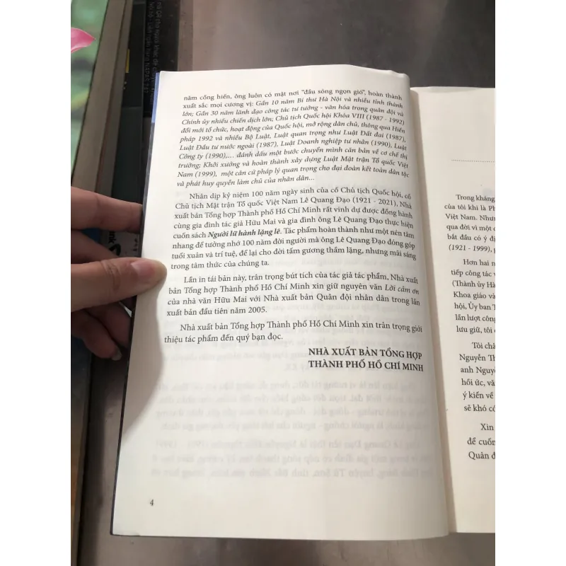 Người lữ hành lặng lẽ của tác giả Hữu Mai 977552