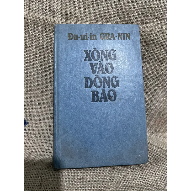 Xông vào giông bão - NXB Cầu Vồng  719406