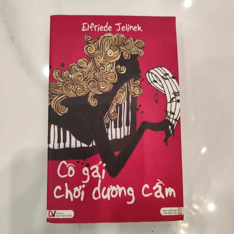 Cô gái chơi dương cầm 613843