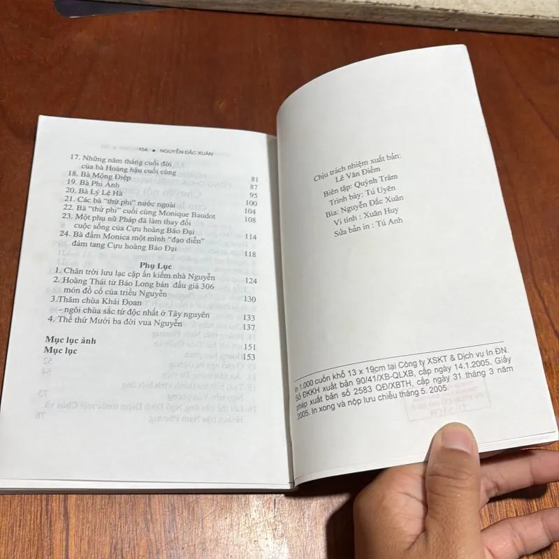 II Sách Lịch Sử: Chuyện Nội Cung Cựu Hoàng Bảo Đại - Nguyễn Đắc Xuân - 2005 995101