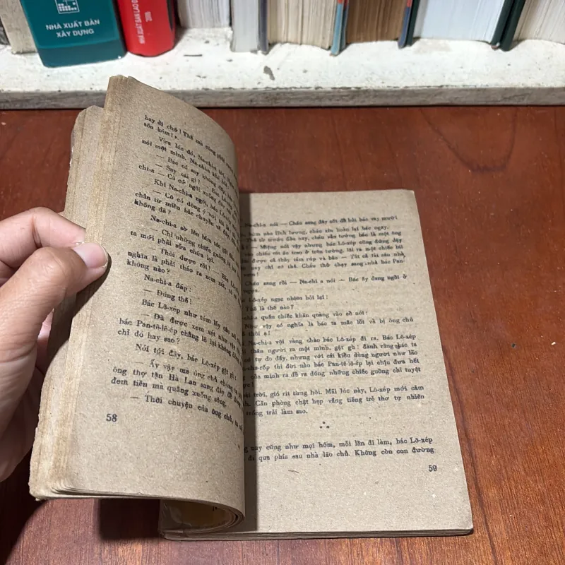 II Sách Xưa: Lọt Qua Biên Giới - Viết Linh - 1984 751409