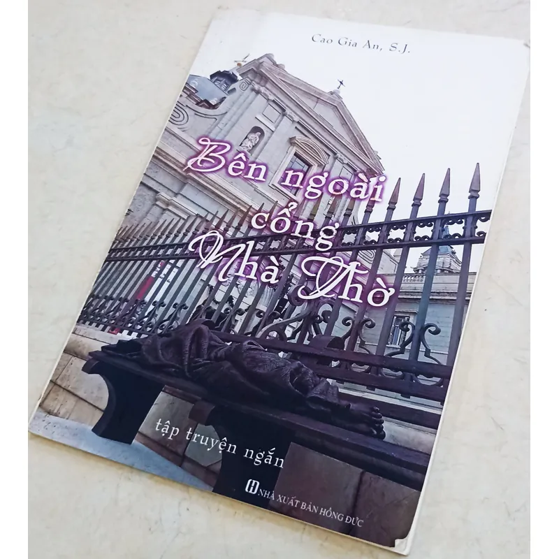 Bên ngoài cổng nhà thờ 🌻 695565