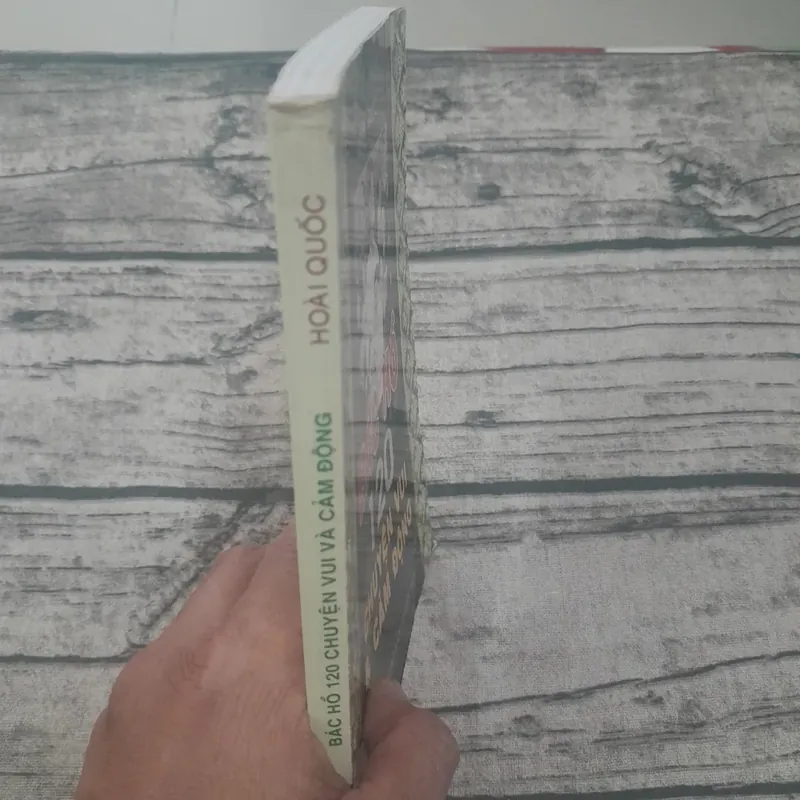 Bác Hồ và 120 truyện vui cảm động. Tác giả Hoài Quốc. NXb Thuận Hóa năm 2011 702517