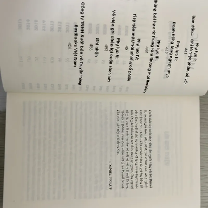 Berkshire Hathaway: Những Bài Học Tuyệt Vời Từ Warren Buffett Và Charlie Munger  990774
