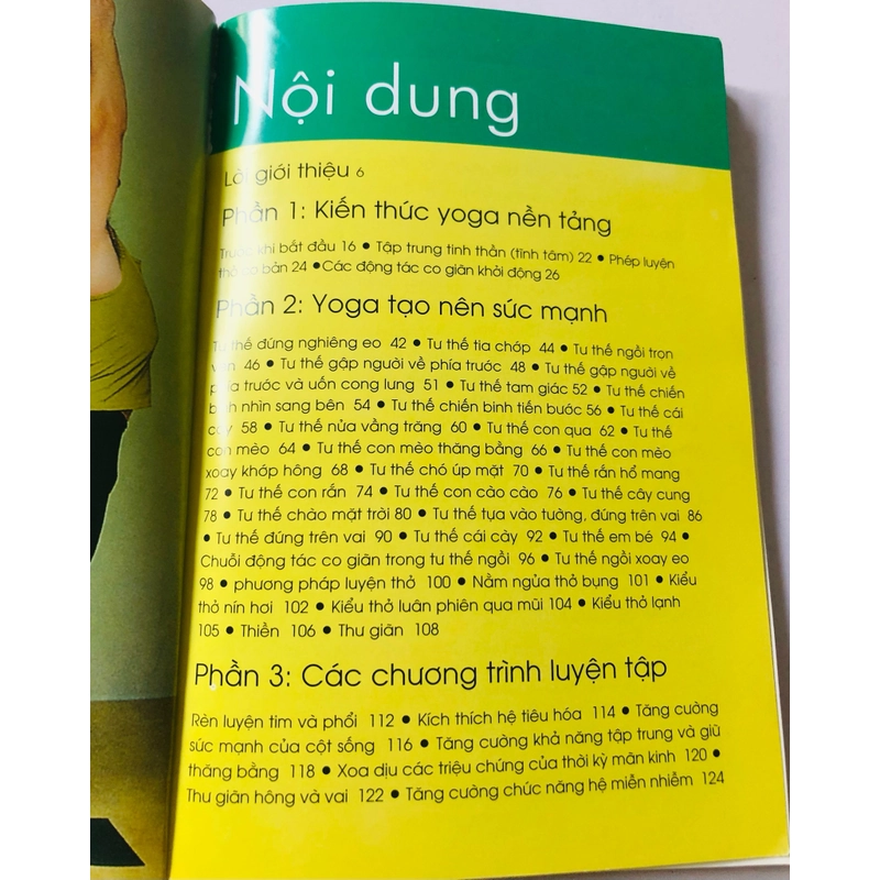 YOGA GIÚP BẠN LUÔN TƯƠI TRẺ - sách in màu, giấy bóng, 124 trang, nxb: 2006 363281