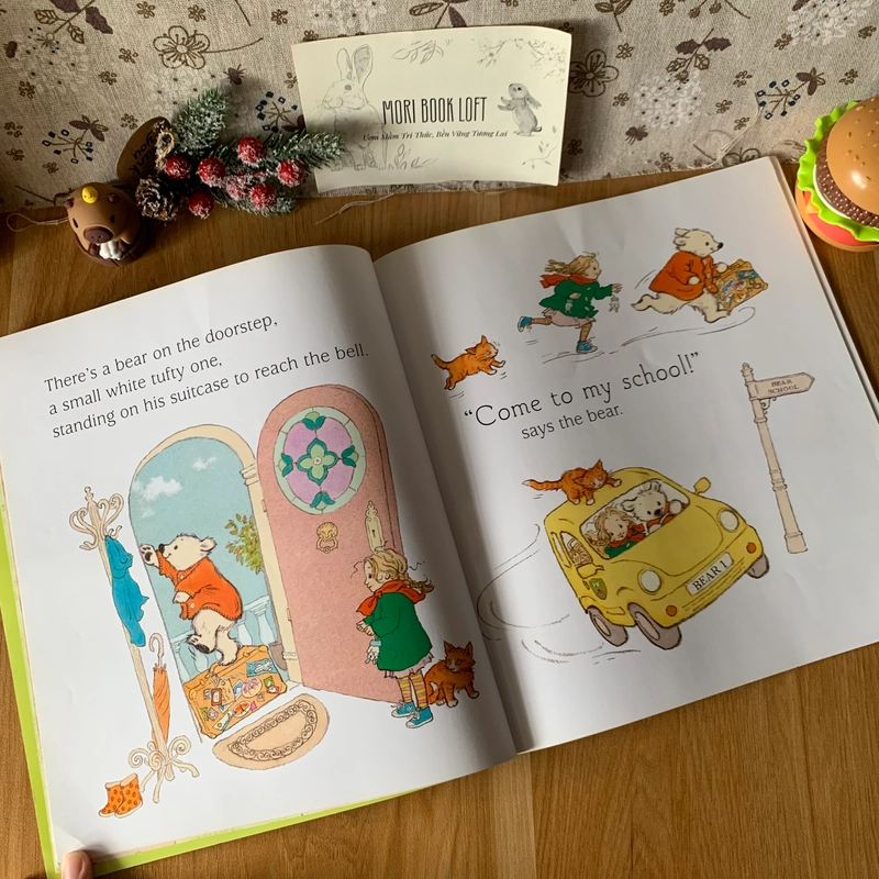 Sách tranh The Bear with Sticky Paws Goes to School, Used, Picture Book For Kids 444116