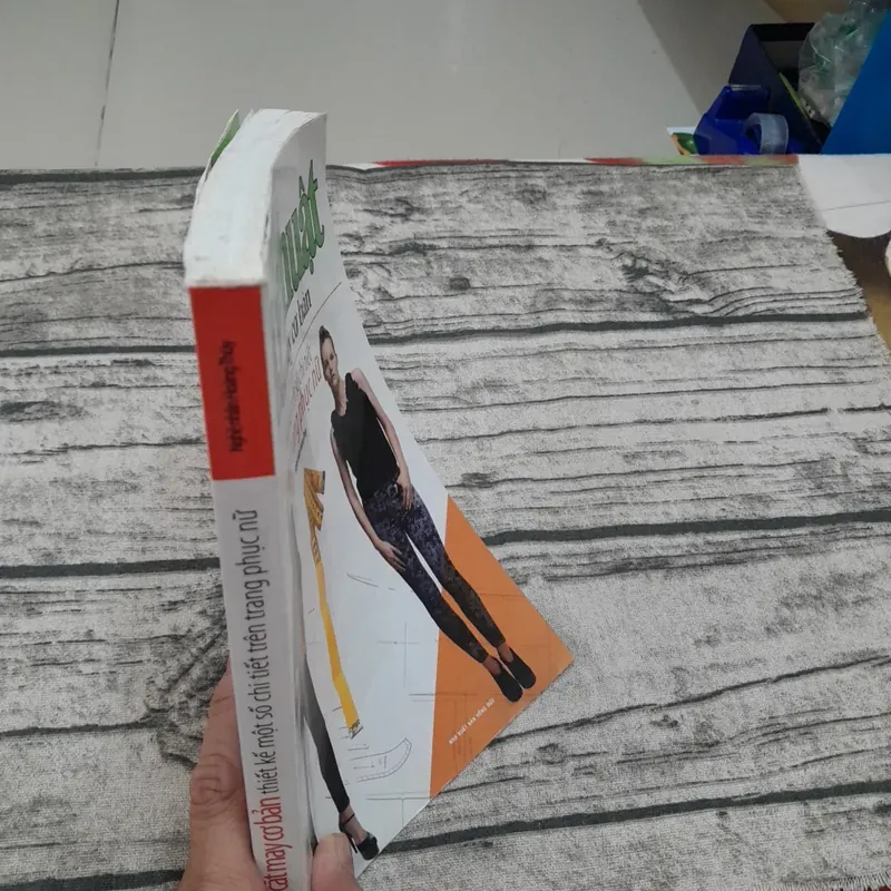 Kỹ thuật cắt may cơ bản: chi tiết trên Trang phục Nữ. Biên soạn Nghệ nhân Hoàng Thúy 711394