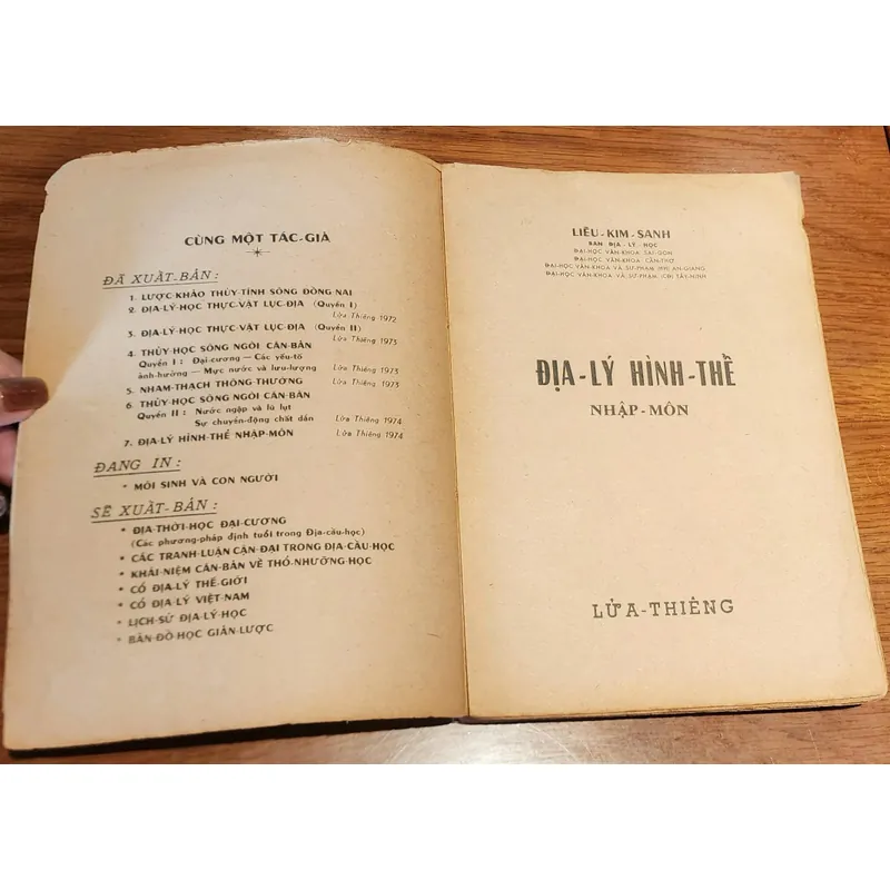 Sách trước 1975 - ĐỊA LÝ HÌNH THỂ NHẬP MÔN 702915