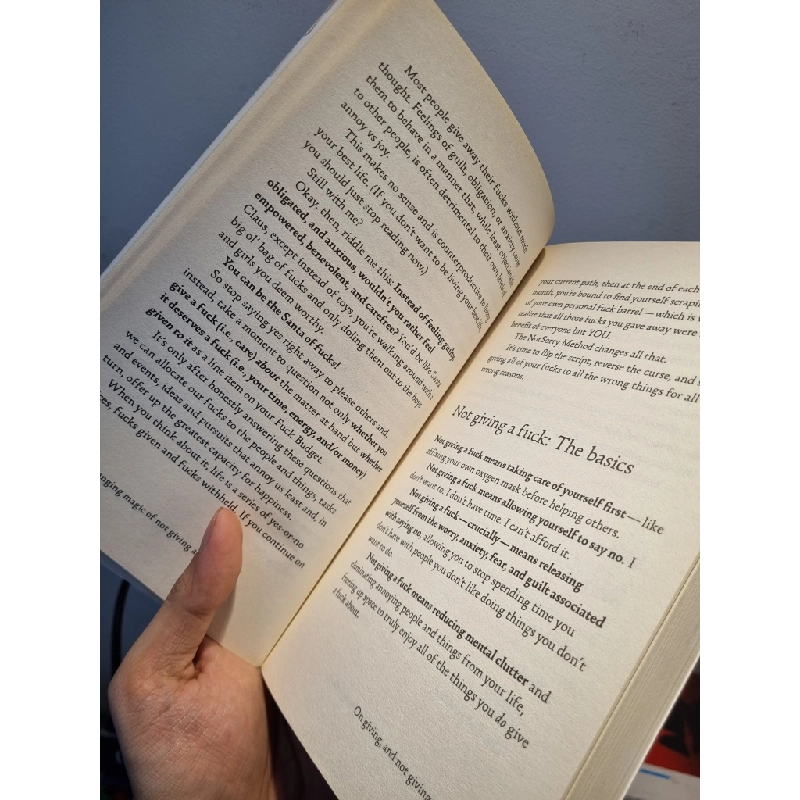 THE LIFE-CHANGING MAGIC OF NOT GIVING A FUCK : How to stop spending time you dont have doing things you dont want to do with people you dont like  - Sarah Knight 193730