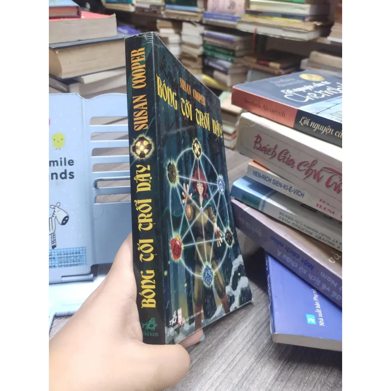 Sách: Bóng tối trỗi dậy - Susan Cooper (A3) 595983