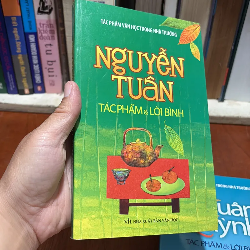 Tác Phẩm Và Lời Bình (Tác Phẩm Văn Học Trong Nhà Trường) - Nguyễn Tuân, Xuân Quỳnh - 2011 907584