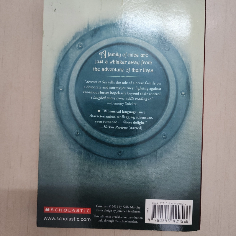Sách Secrets at sea của Richard Peck tình trạng 80% 508755