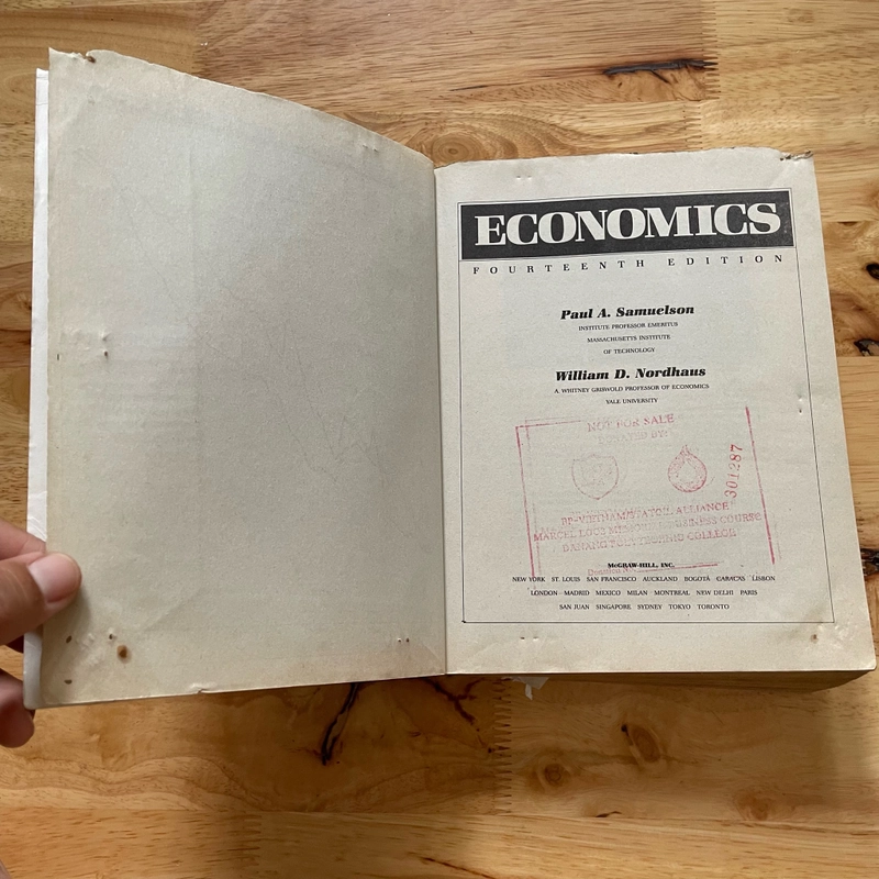 II Economics Books: ECONOMICS - Paul A. Samuelson & William D. Nordhaus 493825