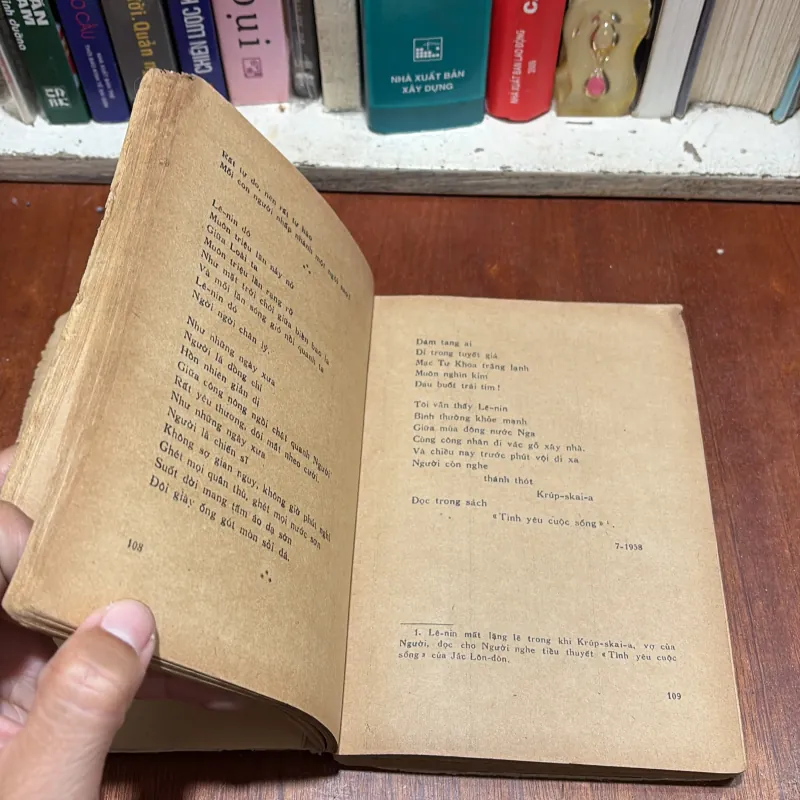 [Sách Thiếu Trang] - II Sách Xưa: Thơ _ Tố Hữu - 1976 796269