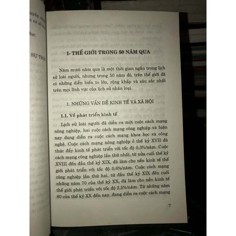 Thế giới trong 50 năm qua (1945-1995) và thế giới trong 25 năm tới (1996-2020) 740047