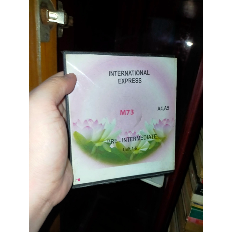 Đĩa DVD học tiếng Anh International Express tặng kèm sách 382160