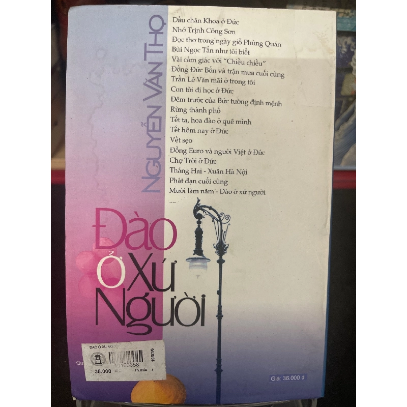 Đào ở xứ người mới 70% ố ẩm có dấu mộc và viết nhẹ trang đầu 2006 Nguyễn Văn Thọ HPB0906 SÁCH VĂN HỌC 914943