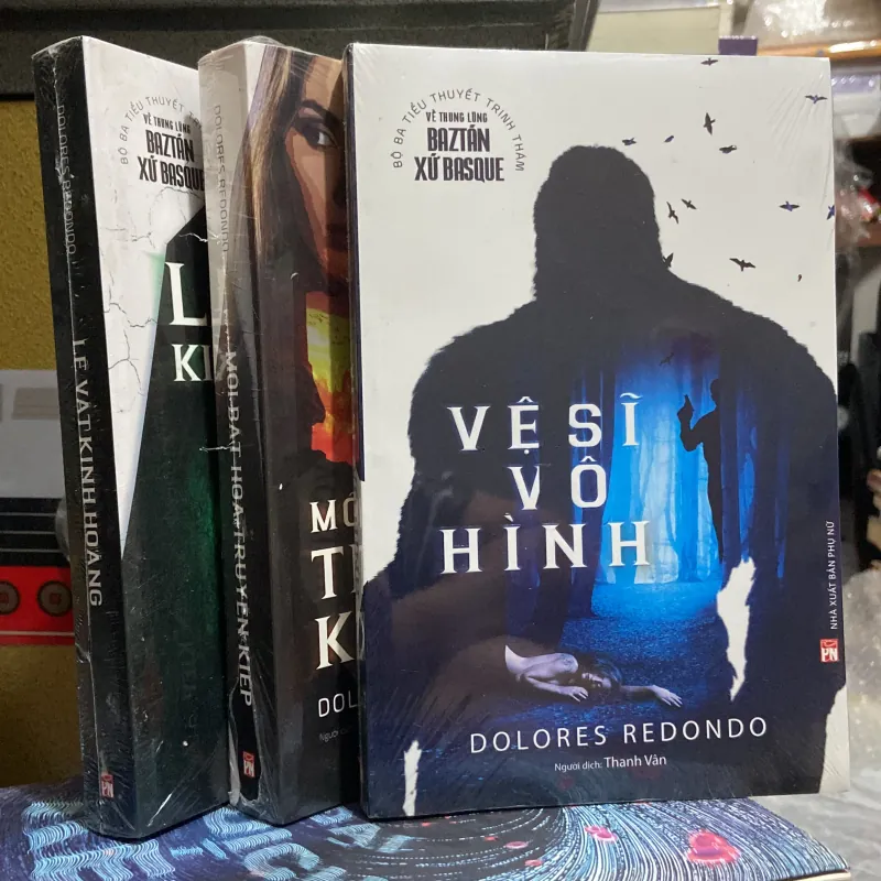 Bộ ba tiểu thuyết trinh thám về thung lũng Baztan Xứ Basque 972493