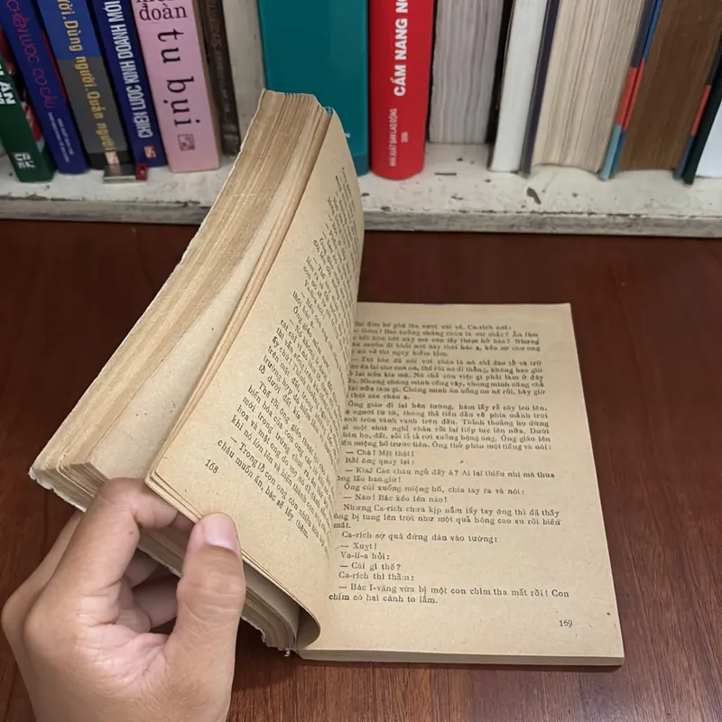 II Sách Xưa: Cuộc Phiêu Lưu Kỳ Lạ Của Carích Và Valia - Ian Lary - 1983 605987