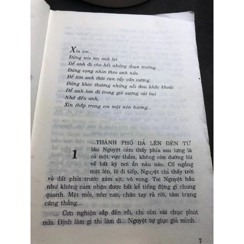 Hiến dâng mới 80% ố bẩn có dấu mộc và viết nhẹ 2000 Nguyễn Nguyên HPB0906 SÁCH VĂN HỌC 914555