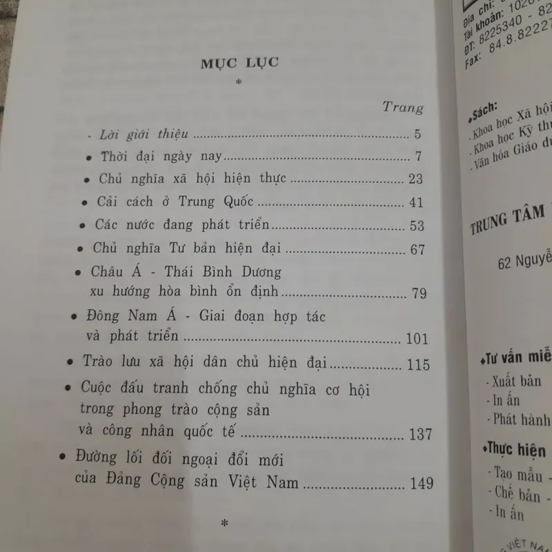 Quan hệ Quốc tế. Một số vấn đề trong giai đoạn hiện nay. Chủ biên Thạc sỹ Vũ Quang Đản 703364